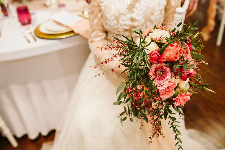 bukiet ślubny w kolorze living colar Pantone wedding bouquet flowers