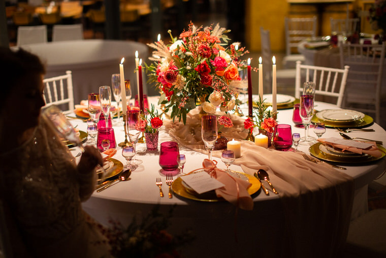 dekoracja stołu na wesele z kwiatami living colar pastelowe okrągłe stoły
