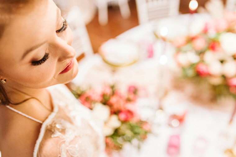 dekoracje ślubne i dodatki oraz makijaż pastelowy w kolorze living colar pantone